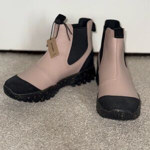 NWT Woden Women's Magda Track Waterproof Chelsea Boots - Dry Rose Pink - 6.5